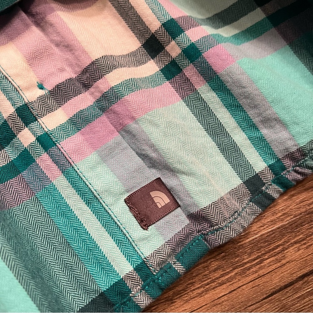 The North Face Women’s Medium Button Up Long Sleeve NWT - Picture 7 of 7